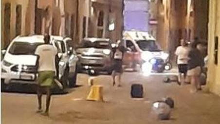 Notte di follia a Bagnacavallo, lanciano oggetti ai passanti e poi aggrediscono e feriscono agenti della Polizia locale: due arresti e una denuncia
