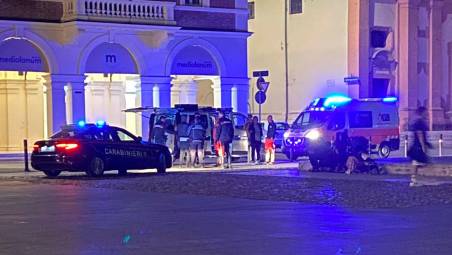 Sul posto sono intervenuti carabinieri, polizia locale e 118