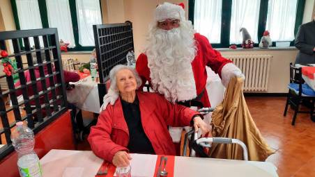 Forlì, missione compiuta per l’artigiano Babbo Natale: doni ai bambini negli ospedali FOTOGALLERY