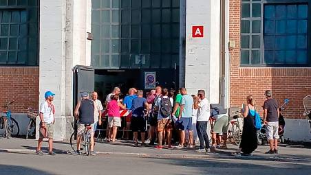 Fuori dallo stadio la fila dei tifosi che aspettano di fare l’abbonamento