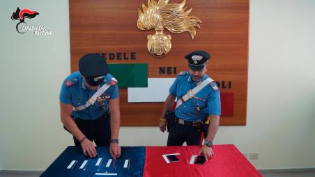 Faenza, evade dai domiciliari, aggredisce e rapina un passante