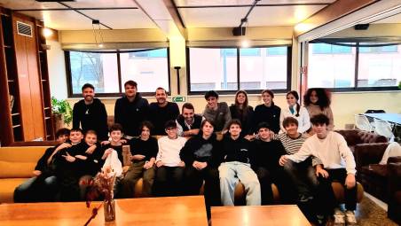 Foto di gruppo con lo staff tecnico e gli allievi della scuola del Tennis Club Ippodromo di Cesena