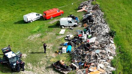 Bagno di Romagna, dalle auto ai frigoriferi: scoperta una maxi-discarica abusiva