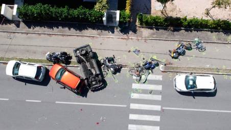 L’incidente di Cesenatico in zona mercato: l’immagine dall’alto è impressionante