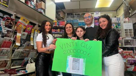 La festa ieri all’edicola in via Roma