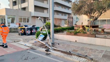 Riccione, distrugge due pali con l’autocarro e scappa: rintracciato dopo dieci giorni, maxi-multa in arrivo