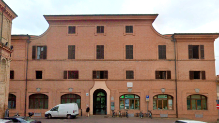 Il palazzo ospita la sede dei medici di medicina generale, dei servizi sociali del Comune, della farmacia comunale, di diverse associazioni e dell’archivio storico