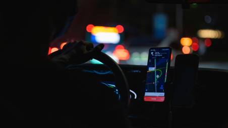 Rimini, senza patente, guida ubriaco contromano e con la cocaina nascosta nei calzini: “Ma sono un semplice turista”