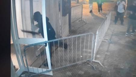 Il giovane armato di machete