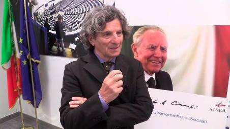 Maurizio Viroli (Forlì, 1952), filosofo, è professore emerito di Teoria politica alla Princeton University