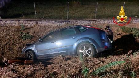 Casemurate, incidente: auto fuori strada nella notte, 4 feriti all’ospedale