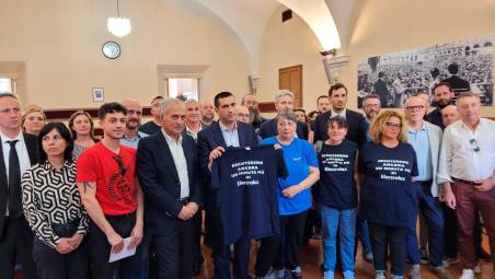 Il presidente della Regione Emilia-Romagna Michele de Pascale oggi a Forlì insieme ai dipendenti della Electrolux con il sindaco di Forlì Gian Luca Zattini