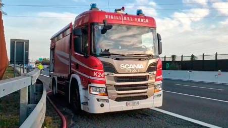 Rimini, incendio in A14: a fuoco il rimorchio di un Tir carico di detersivi VIDEO