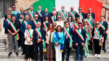 Il sindaco di Pennabilli Mauro Giannini (a sinistra) in camicia nera