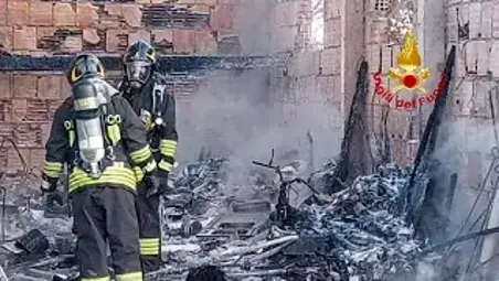 Fratta Terme, incendio all’alba al deposito degli attrezzi VIDEO