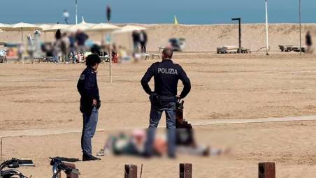 Rimini, sesso in spiaggia in pieno giorno: turisti americani denunciati dalla polizia