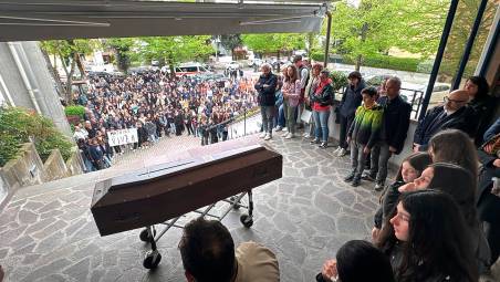 Cesena, folla commossa per il funerale di Mathias Tonti. Il padre: «Era il mio piccolo Ayrton Senna» - VIDEO