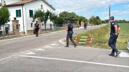 Gli agenti della Polizia locale ieri in via Zavalloni dove si è verificato l’incidente