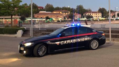 Ravenna, litiga alla stazione, fa cadere una bicicletta sui binari e mette i treni a rischio: 27enne denunciato