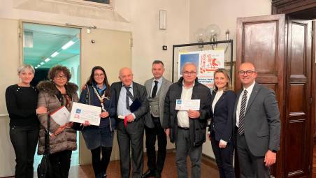 Da sinistra Silvia Giorgioni (Vice Presidente Confedilizia), la signora Giulianini, Beatrice Poni (capogruppo Gruppo Scout Forlì 7 - Romiti), Carlo Caselli (Presidente Confedilizia), Stefano Senzani (Presidente Vicario Confedilizia), Valerio Giuliani (Presidente Il Palazzone APS), Annamaria Terenziani (Presidente Federazione Regionale Emilia Romagna Confedilizia), Vincenzo Bongiorno (Segretario Provinciale Confedilizia)