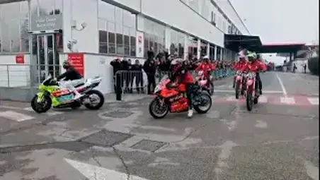 MotoGp, a “Ducati in Festa” la sfilata di Marc Marquez e degli altri piloti della Rossa davanti ai tifosi VIDEO