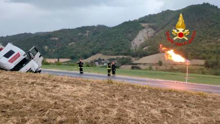 Civitella, si ribalta un camion alimentato a gas: lunga procedura per svuotare il serbatoio VIDEO