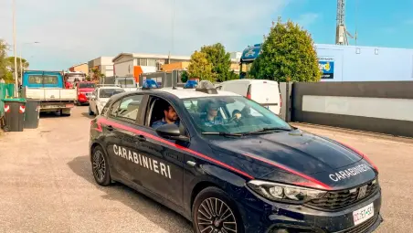 I Carabinieri ieri nel cantiere dove ha perso la vita Oleksandr Horobets, lavoratore ucraino di 42 anni (foto Mauro Monti MMph)