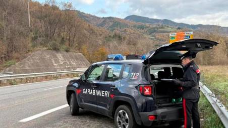 Carabinieri lungo la E45 in un posto di controllo