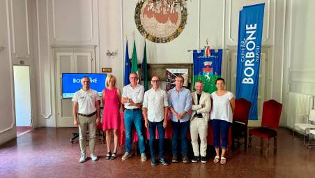 Foto di gruppo al termine della presentazione del Gp Caffè Borbone che si correrà il 22 agosto