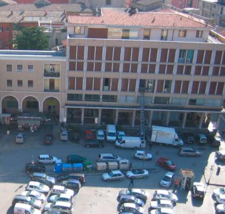 Il palazzo in piazza della Libertà in una foto scattata nel 2006, prima dell’intervento