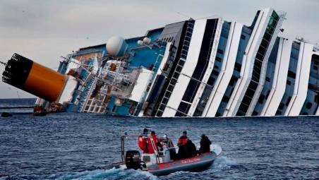 La nave Costa Concordia incagliata davanti all’isola del Giglio