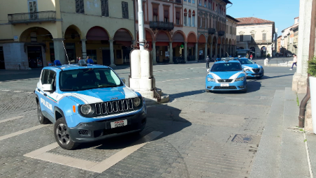 Faenza, ricercato per droga, scappa per le vie del centro e perde le scarpe: arrestato e portato in carcere