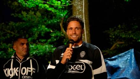 Il neo capitano bianconero Andrea Ciofi parla ai tifosi accorsi sabato sera ad Acquapartita