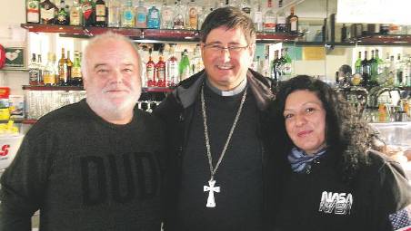 I nuovi gestori della “Casa della compagnia” col vescovo Anselmi