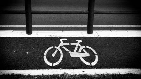 Bellaria, un’auto invade la ciclabile e colpisce un anziano in triciclo