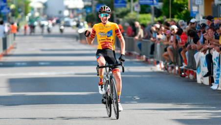 Il vittorioso arrivo solitario di Sebastian Castro a Bagnolo di Montemurlo