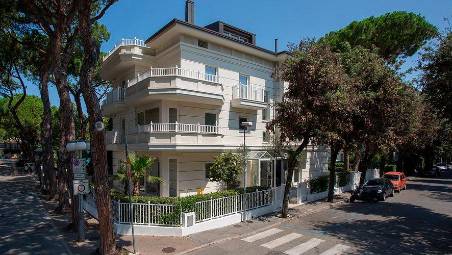 L’ex White suite di viale Molari