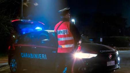Castel Bolognese, colpito da espulsione, gira di notte per il paese con un grosso coltello da cucina: 34enne denunciato