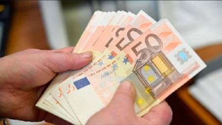 La donna ha dato 7mila euro in contanti alla ragazzina che si è presentata a casa sua e solo dopo ha capito di essere stata raggirata