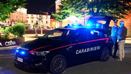Cesena, danneggia un locale, crea il panico tra i clienti e poi aggredisce anche i carabinieri