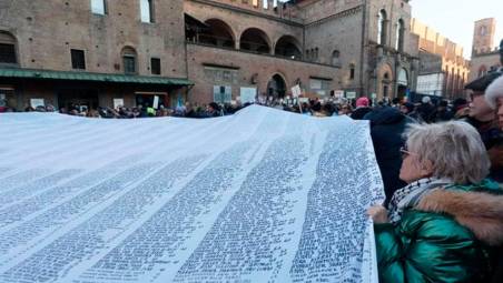 Cesena, sudario gigante per ricordare i bambini palestinesi uccisi e risvegliare le coscienze: corteo alle 18