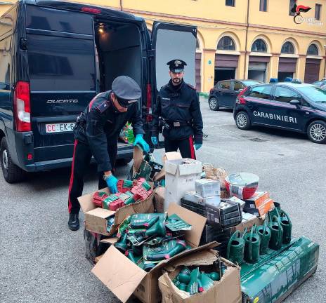 Forlì, un arsenale di armi e munizioni e una pistola semiautomatica in auto: 42enne arrestato