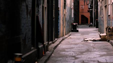 Sabato sera di terrore per un 14enne in centro a Ravenna: inseguito e picchiato dal branco di ragazzini