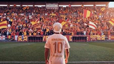 Ronaldinho tesserato dal Ravenna: il video celebrativo su instagram tra Milano, Venezia, il Brasile e lo stadio Benelli