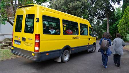 Volontario saltuario sul bus della scuola a Cesena: l’Inps gli fa restituire un anno di pensione avuta