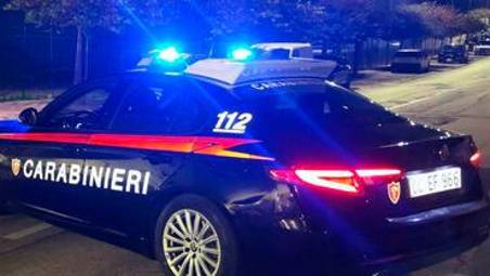 Ravenna, evade dagli arresti, entra in un bar e ruba un monopattino