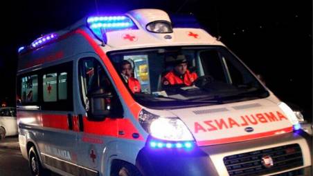 Rimini, centrato da un furgone in un tratto buio dell’Adriatica mentre viaggia in monopattino: grave 63enne