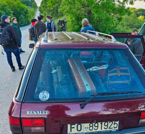 “Tornando a Est”: l’adesivo degli ultras del Cesena nell’auto dei protagonisti del film
