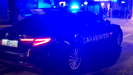 Riccione, folle inseguimento sulla Statale: sperona l’auto dei Carabinieri e poi cerca di prenderli a calci e pugni, 22enne arrestato