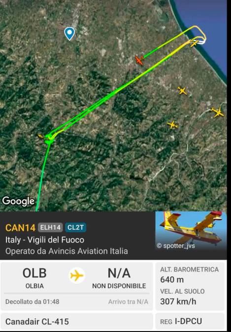I canadair impegnati a fare la spola tra Cesenatico, dove prendono l’acqua, e Civitella per spegnere l’incendio